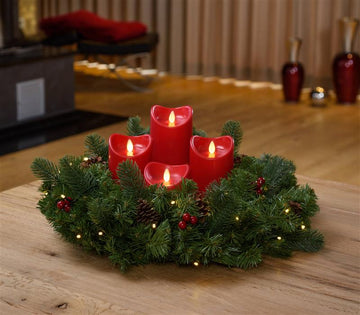 Künstlicher Adventskranz ca. Ø 40 cm mit 30er Lichterkette und 4 LED Kerzen | batteriebetrieben | Sicher in der Anwendung | Tannenkranz mit Zapfen und Beeren (4 Kerzen, rot)