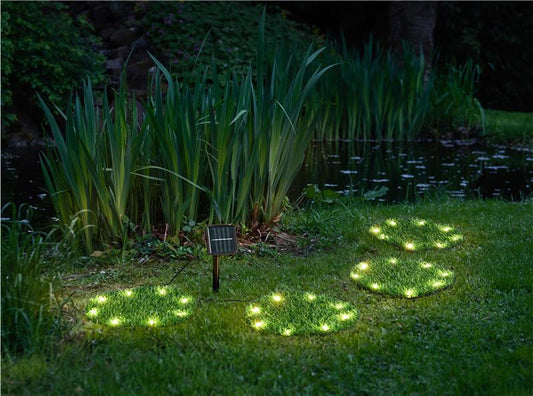 4er Set Grasplatten mit warm-weißer Solar Beleuchtung | Kunstrasen-Platten für Beete, Rasen, Balkon, Terrasse etc.