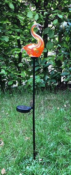 Solar Gartenstecker mit Glas-Flamingo und Erdspieß aus Metall, beleuchtet mit 1x kalt-weißer LED