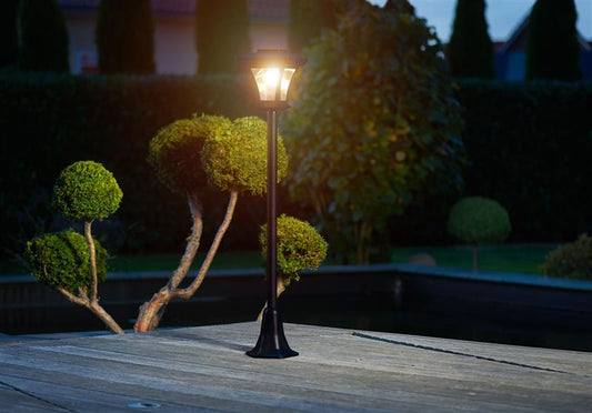 Solar Gartenlaterne mit LED Beleuchtung im Straßenlaternen-Design | mit Lichtsensor | ohne lästiges Kabel | einfache Montage | warm-weiße LEDs  (Höhe: 120 cm)