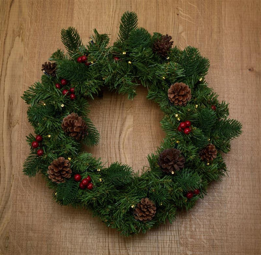 Künstlicher Adventskranz ca. Ø 40 cm mit 30er Lichterkette und 4 LED Kerzen | batteriebetrieben | Sicher in der Anwendung | Tannenkranz mit Zapfen und Beeren (4 Kerzen, rot // B-WARE)