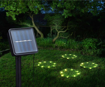 4er Set Grasplatten mit warm-weißer Solar Beleuchtung | Kunstrasen-Platten für Beete, Rasen, Balkon, Terrasse etc.