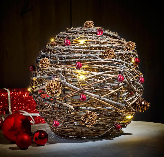 Dekokugel mit Lichterkette aus Weidenzweigen und Kieferngeflecht, mit Tannenzapfen und roten Beeren, ca. Ø 25 cm