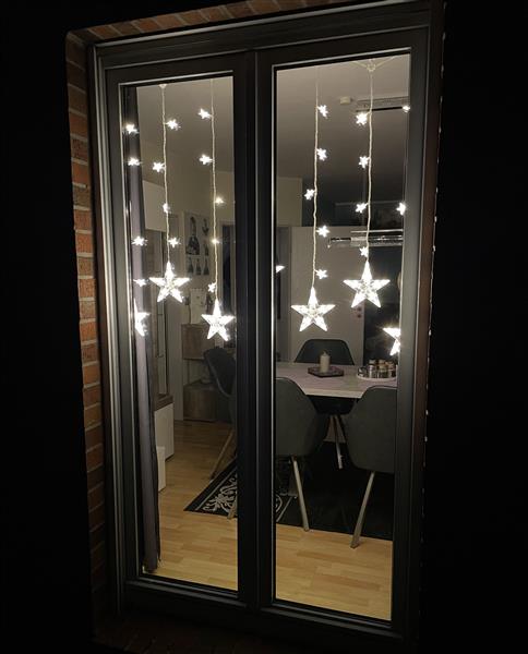 LED Sternenvorhang für Innen und Außen mit 137 LEDs in 39 Sternen | ca. 1 x 1,2m