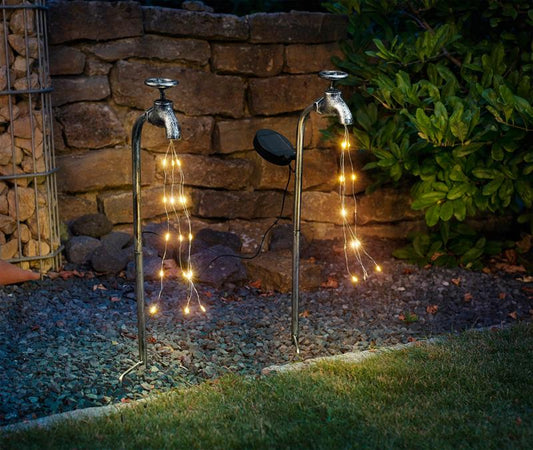 2er Set Deko Solar LED-Wasserhahn aus Metall mit LED-Lichterschweif und Lichteffekt, Solarleuchte mit 40 LEDs beleuchtet, Gartendeko im vintage-Look
