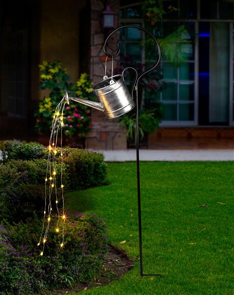 Deko Solar LED Gießkanne aus Metall mit LED-Lichterschweif, Solarleuchte mit 25 LEDs beleuchtet, Gartendeko im vintage-Look (silber)