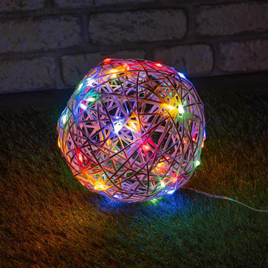 Solar Dekokugel mit 50 LED aus Rattan mit bunter und warm-weißer Beleuchtung, ca. Ø 20 cm mit separatem Solarpanel mit Erdspieß, Zuleitung ca. 200 cm