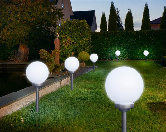Gartenkugel mit 4 weißen LEDs, inkl Erdspieß, Ø 25 oder 30 cm, moderne Kugelleuchte