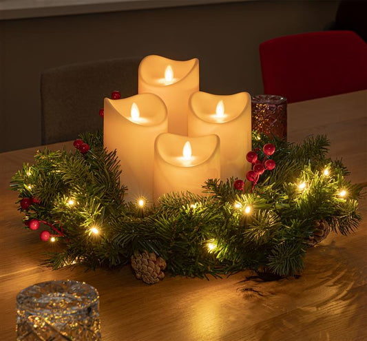 Künstlicher Adventskranz mit 30er Lichterkette und 4 LED Kerzen | batteriebetrieben | Sicher in der Anwendung | Tannenkranz mit Zapfen und Beeren