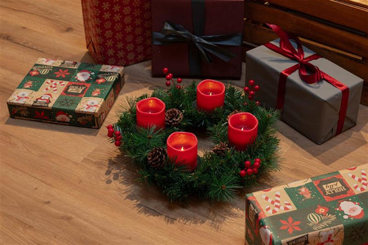 Künstlicher Adventskranz Ø 45 cm mit 4 LED Kerzen aus Echtwachs in rot oder creme | praktische Fernbedienung mit Timer und Lichtfunktionen | inkl. Kerzenhalter | nadelfrei (rot // B-Ware)