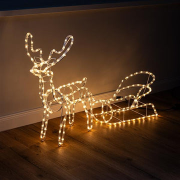 LED Rentier mit Schlitten | 11 m Lichterschlauch | 264 Lichter | für innen und außen | warm-weiß beleuchtet | 160 x 30 x 68 cm | inkl. Metall-Heringe (B-Ware)