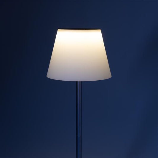 LED Solar Standleuchte zum Stecken für den Garten, Lampenschirm in Milchglas-Optik, ca. 110 cm hoch, moderne Gartenleuchte