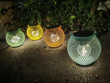 LED Solar Kugel-Laterne Metall Ø14 cm Mesh-Design | warm-weiß beleuchtet | Outdoor Gartenleuchte zum Hängen & Stellen | Solarbetrieben inkl. Akku | Deko-Lampe für Terrasse Balkon, Außenbereich