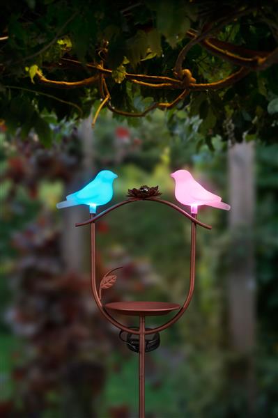 Vogeltränke mit LED-Vogel-Paar und Erdspieß | aus Metall | solarbetrieben | bunt beleuchtet