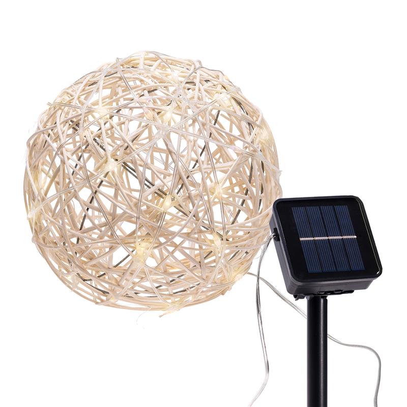 Solar Dekokugel mit 50 LED aus Rattan mit bunter und warm-weißer Beleuchtung, ca. Ø 20 cm mit separatem Solarpanel mit Erdspieß, Zuleitung ca. 200 cm